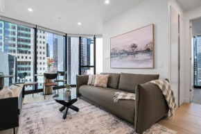 Stunning Apt 100m fr Parkland w Views, Pool and Desk